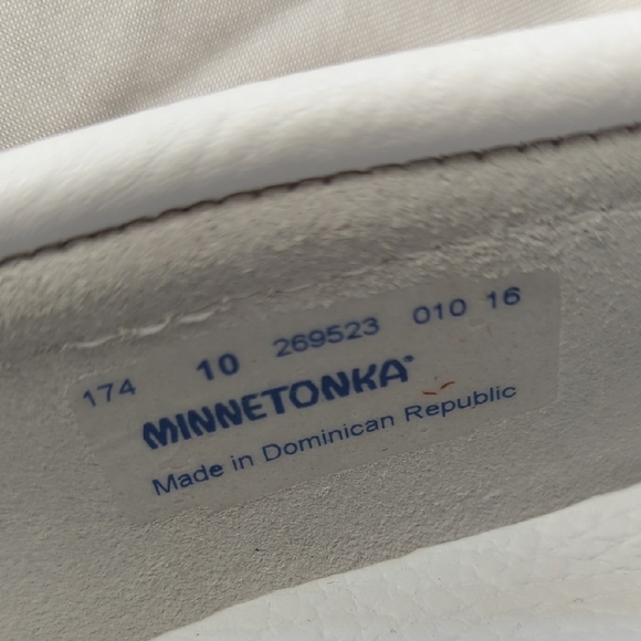 NEW Minnetonka White Moccasins with Red Accents - Picture 6 of 16